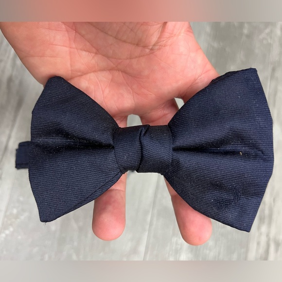 Solid Navy Blue Silk Pre-Tied Bowtie - Picture 4 of 4